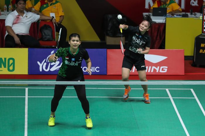 Aksi pasangan ganda putri, Yulfira Barkah/Agatha Imanuela, dalam babak kualifikasi Caffino Indonesia International Challenge 2019 di GOR Bulutangkis Djarum, Magelang, 22 Oktober 2019.