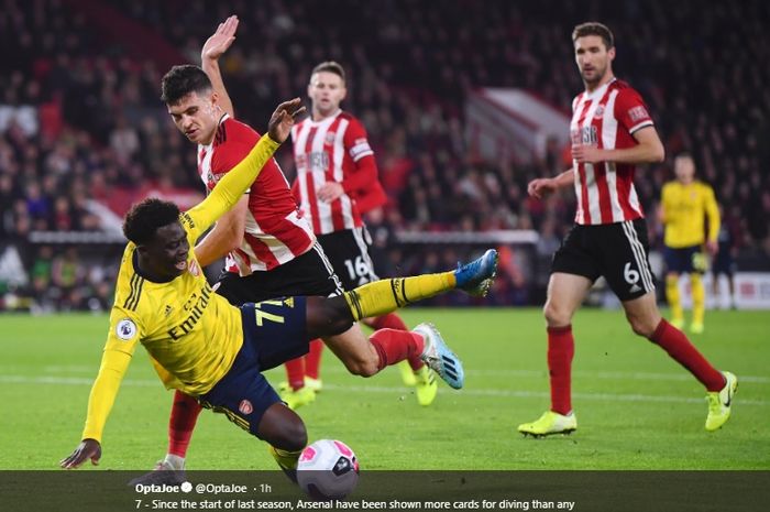 Pemain Arsenal, Bukayo Saka, sempat terjatuh dalam usahanya melakukan serangan ke gawang Sheffield United di Stadion Bramall Lane dalam lanjutan pertandingan pekan ke-9 Liga Inggris 2019-2020.