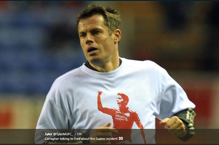 Jamie Carragher menggunakan kaus dukungan untuk Luiz Suarez ketika tersandung kasus rasialis 2011 lalu