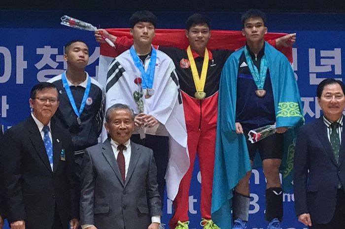 Lifter Indonesia, Rahmat Erwin Abdullah, meraih emas pada Kejuaraan Angkat Besi Youth dan Junior 2019 di Pyongyang, Korea Utara.