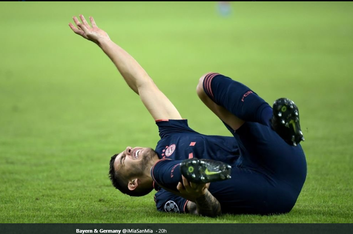 Bek Bayern Muenchen, Lucas Hernandez sedang terbaring menahan sakit saat bertanding melawan Olympiakos di ajang Liga Champions