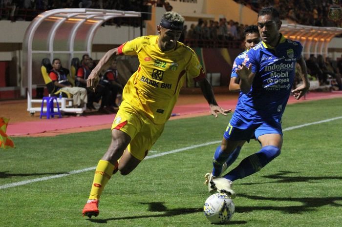 Bruno Matos (kiri) berupaya melewati adangan Omid Nazari dalam partai Liga 1 2019 antara Bhayangkara FC vs Persib Bandung di Stadion PTIK, Jakarta, 23 Oktober 2019.