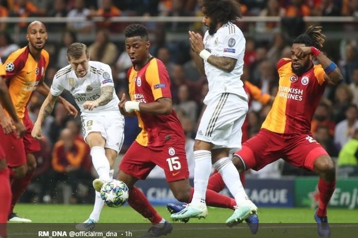 Gelandang tengah Real Madrid, Toni Kroos, melancarkan sepakan ke arah gawang Galatasaray yang berbuah gol pada pertandingan matchday ketiga Grup A Liga Champions, Selasa (22/10/2019). 