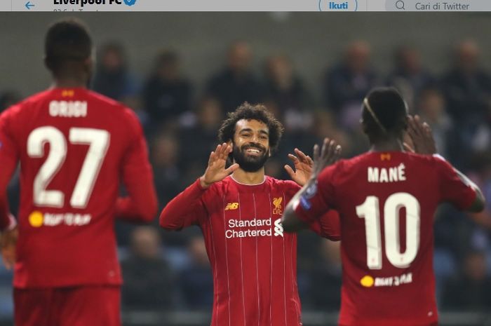 Mohamed Salah (tengah) dan Sadio Mane (kanan) merayakan kekompakannya pada pertandingan Liverpool vs Genk di Liga Champions, Kamis (24/10/2019).