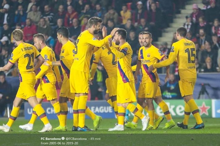 Para pemain Barcelona merayakan gol yang dicetak oleh Lionel Messi dalam laga Grup F Liga Champions melawan Slavia Praha di Stadion Eden Arena, Rabu (23/10/2019).