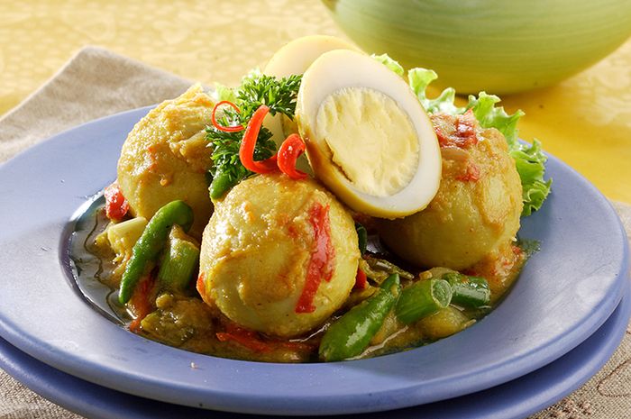 Hidangan Telur Acar Kuning yang menggugah selera, disajikan dengan bumbu kuning yang kaya rempah dan acar sayuran segar