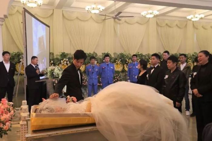 Hari pemakaman diubah menjadi tempat pernikahan.