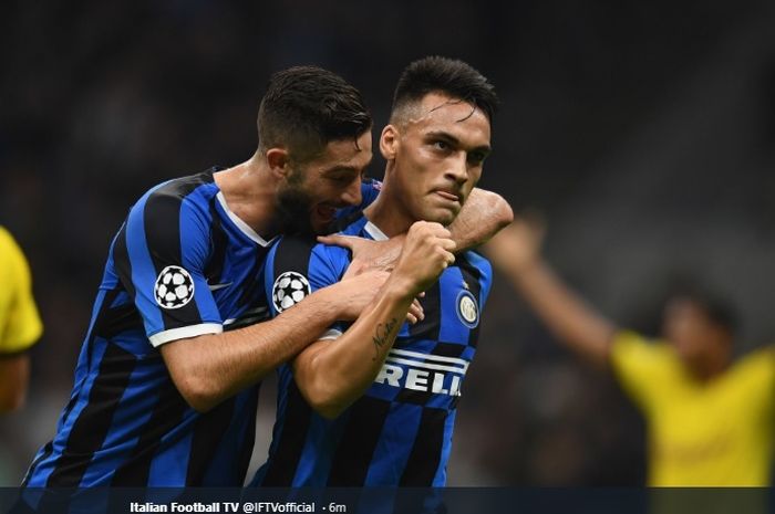 Penyerang Inter Milan, Lautaro Martinez, disambut oleh Roberto Gagliardini usai menjebol gawang Borussia Dortmud pada matchday ketiga Liga Champions di Stadion Giuseppe Meazza, Rabu (23/10/2019).