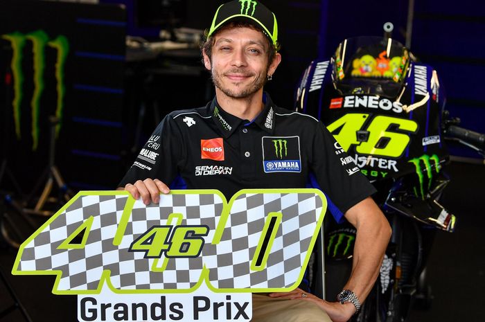 Pembalap Monster Energy Yamaha, Valentino Rossi, berpose menjelang tampil pada MotoGP Australia di Sirkuit Phillip Island, Kamis (24/10/2019).