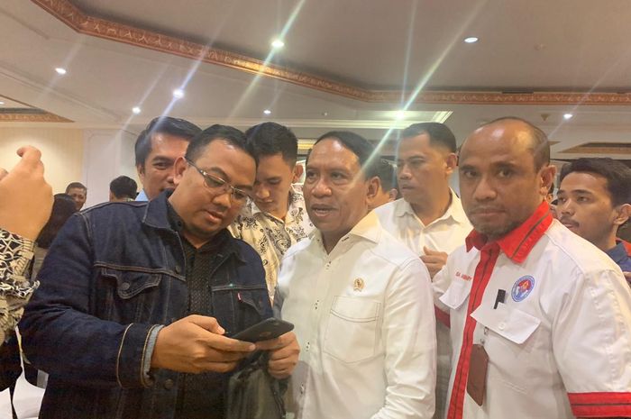 Menpora RI Zainudin Amali (tengah, kemeja putih), saat menemui awak media seusai melakukan serah terima jabatan dari Plt Menpora Hanif Dhakiri di Auditorium Kemenpora RI, Senayan, Jakarta, Kamis (24/10/2019).