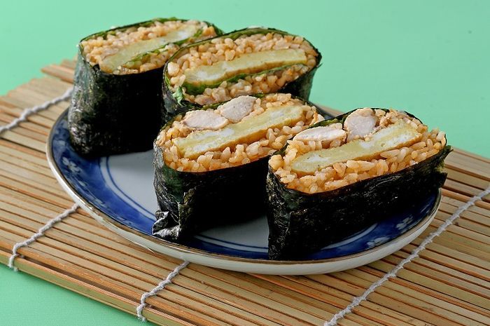 Masak Apa Besok? Masak Resep Nasi Tomat Lapis Nori Favorit Si Kecil Ini