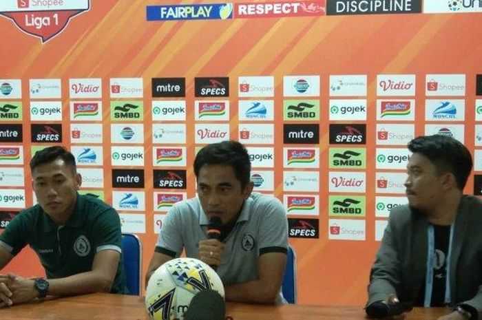 Pelatih PSS Sleman, Seto Nurdiyantoro, (tengah) saat menjalani sesi jumpa pers seusai laga kontra Persija Jakarta, Kamis (24/10/2019) malam.