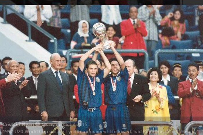 Timnas Argentina saat menjuarai Piala Dunia Junior 1997 di Malaysia. Juan Roman Riquelme (8) ikut memegang trofi juara.