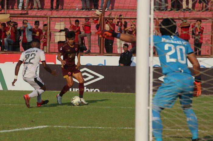 Aksi pemain muda PSM Makassar, Rizky Eka Pratama, dikawal bek Madura United, Marckho Sandi Meraudje, dalam laga di Stadion Andi Mattalatta, Kota Makassar, pada Kamis (24/10/2019).