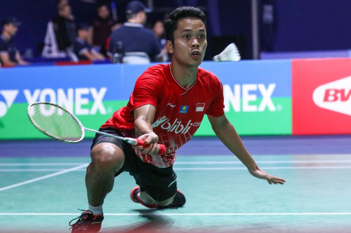 Pebulu tangkis tunggal putra Indonesia, Anthony Sinisuka Ginting, saat bertanding melawan Chen Long (China) pada babak semifinal French Open 2019 di Stade Pierre de Coubertin, Paris, Prancis, Sabtu (26/10/2019).