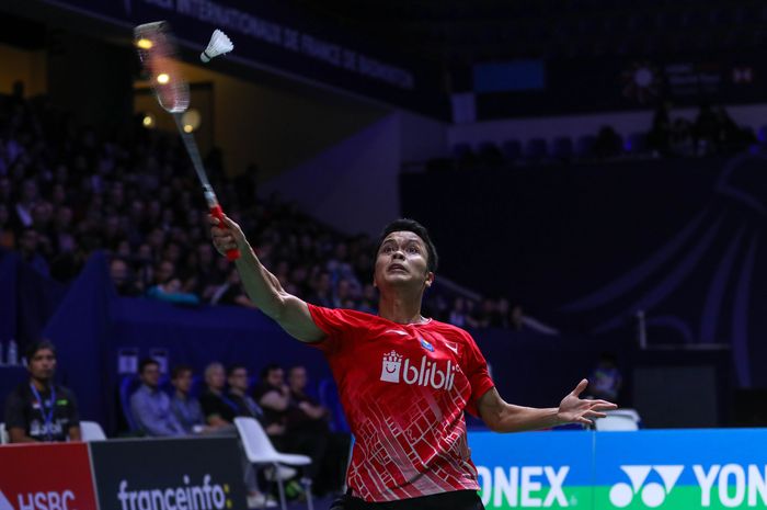 Pebulu tangkis tunggal putra Indonesia, Anthony Sinisuka Ginting, saat bertanding melawan Chen Long (China) pada babak semifinal French Open 2019 di Stade Pierre de Coubertin, Paris, Prancis, Sabtu (26/10/2019).