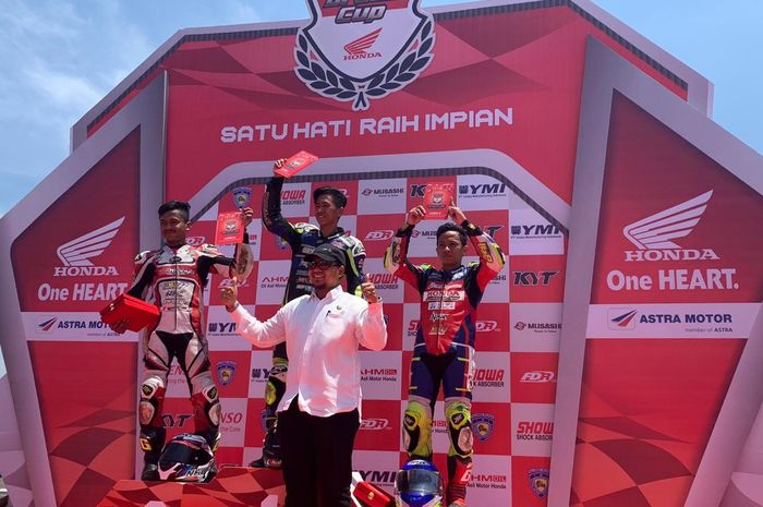 Seremoni pemenang balapan Honda Dream Cup 2019 di sirkuit Trans Studio Mall, Makassar, Sulawesi Selatan, Minggu (27/10/2019).