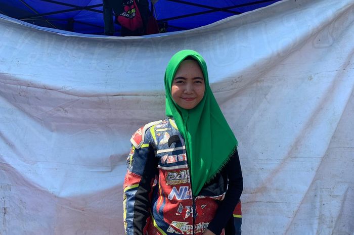 Pembalap tim IMI-T LP3I Otomotifzone.com Imola Syndrome, Sukmawati, berpose setelah memenangi balapan Honda Dream Cup 2019 di Makassar, Sulawesi Selatan, Minggu (27/10/2019).