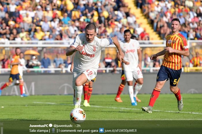 Bek tengah Juventus, Leonardo Bonucci, terlihat mengejar bola dalam pertandingan melawan Lecce pada pertandingan pekan ke-9 LIga Italia 2019-2020.