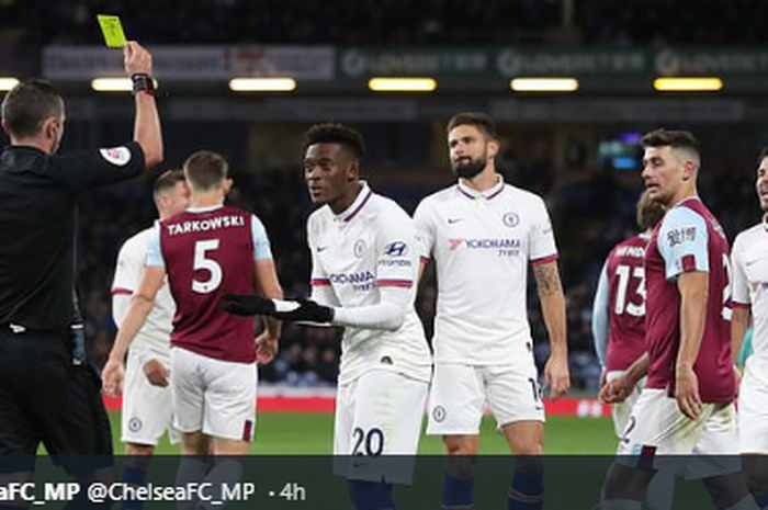 Pemain Chelsea, Callum Hudson-Odoi diganjar kartu kuning setelah melakukan diving pada laga Burnley melawan Chelsea, Sabtu (26/10/2019)