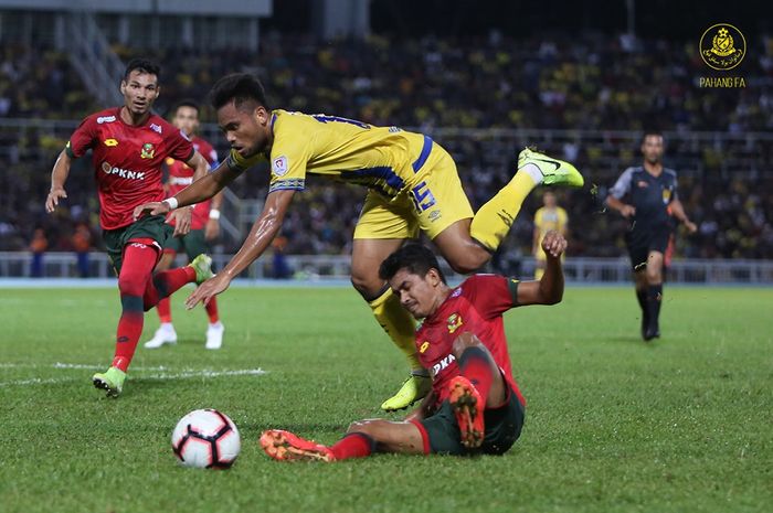 Aksi pemain sayap asal Indonesia, Saddil Ramdani (atas) saat membela Pahang FA yang menjamu Kedah FA pada semifinal kedua Piala Malaysia 2019 di Stadion Darul Makmur, Kuantan, 26 Oktober 2019.