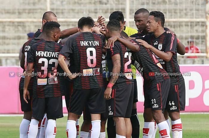 Para pemain Persipura Jayapura melakukan tos sebelum laga kontra Perseru Badak Lampung di Stadion Sumpah Pemuda, Bandar Lampung, dalam lanjutan Liga 1 2019, Senin (28/10/2019).