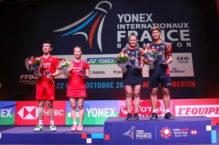 Pasangan ganda campuran Indonesia, Praveen Jordan/Melati Daeva Oktavianti, berpose di atas podium kampiun seusai memenangi laga final French Open 2019 kontra Zheng Siwei/Huang Yaqiong (China) di Stade Pierre de Coubertin, Paris, Prancis, Minggu (27/10/2019).