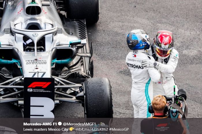 Dua pembalap Mercedes, Valtteri Bottas (kiri) dan Lewis Hamilton, merayakan kesuksesan meraih podium ganda di balapan F1 GP Meksiko di Autodromo Hermanos Rodriguez, Mexico City, 27 Oktober 2019.
