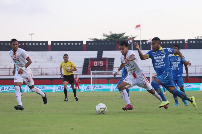 Pemain sayap Persija Jakarta, Novri Setiawan (tengah), beradu lari dengan bek Persib Bandung, Ardi Idrus (kanan), dalam lanjutan Liga 1 2019 di Stadion Kapten I Wayan Dipta, Senin (28/10/2019).