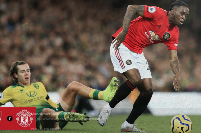 Gelandang Norwich City, Todd Cantwell hanya bisa tersungkur ketika bola direbut bek sayap Manchester United, Aaron Wan-Bissaka, pada laga Liga Inggris yang berlangsung Ahad (27/10/2019) di Stadion Carrow Road.