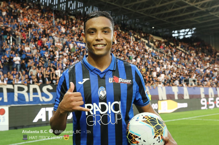 Striker Atalanta, Luis Muriel, berpose dengan bola yang jadi memento bagi dirinya karena ia mencetak hat-trick saat timnya membantai Udinese 7-1 pada Minggu (27/10/2019) di Stadion Gewiss, Bergamo.