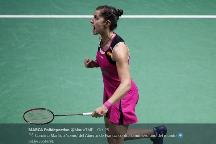 Aksi pebulu tangkis tunggal putri, Carolina Marin (Spanyol), ketika menghadapi Ratchanok Intanon (Thailand) pada babak perempat final French Open 2019 di Stade Pierre de Coubertin, Paris, Prancis, 25 Oktober 2019.