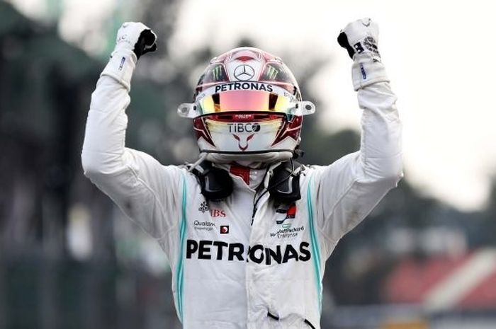 Pembalap Mercedes, Lewis Hamilton, bereaksi setelah memastikan kemenanagan F1 GP Meksiko 2019, Minggu (27/10/2019).