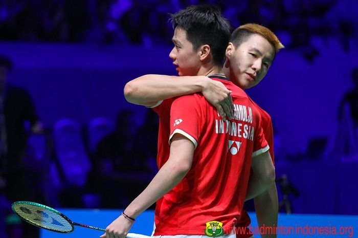 Marcus Gideon/Kevin Sanjaya berpelukan sesaat setelah menuntaskan pertandingan final French Open 2019, Minggu (28/10/2019) dengan kemenangan.