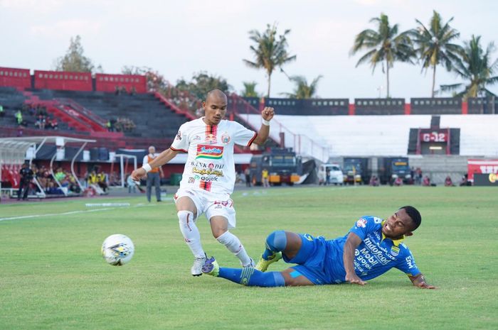 Winger Persija Jakarta, Riko Simanjuntak (kiri), berebut bola dengan bek Persib Bandung, Ardi Idrus (kanan), dalam lanjutan Liga 1 2019 di Stadion Kapten I Wayan Dipta, Gianyar, Bali, Senin (28/10/2019).