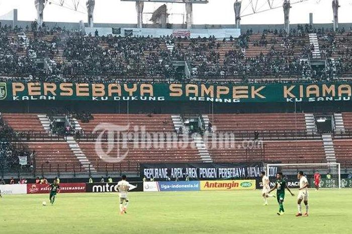Suasana tribune utara Stadion Gelora Bung Tomo, Kota Surabaya pada babak kedua laga Persebaya menghadapi PSS yang berakhir dengan skor 3-2 untuk kemenangan tim tamu.
