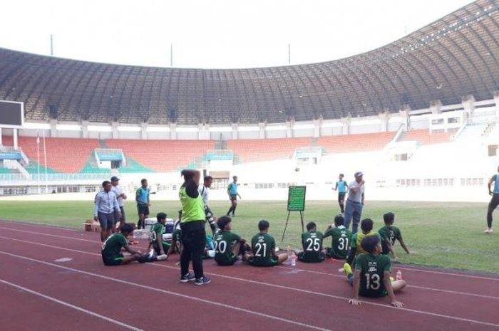Pelatih Timnas U-19 Indonesia, Fakhri Husaini saat memberikan instruksi kepada pemainnya di latihan yang berlangsung di Stadion Pakansari, Bogor, Selasa (29/10/2019).