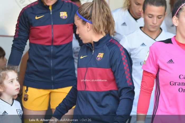 Maskot cilik menolak menemani kapten tim wanita Barcelona, Alexia Putellas, ke lapangan sebelum melakoni laga melawan Real Madrid.