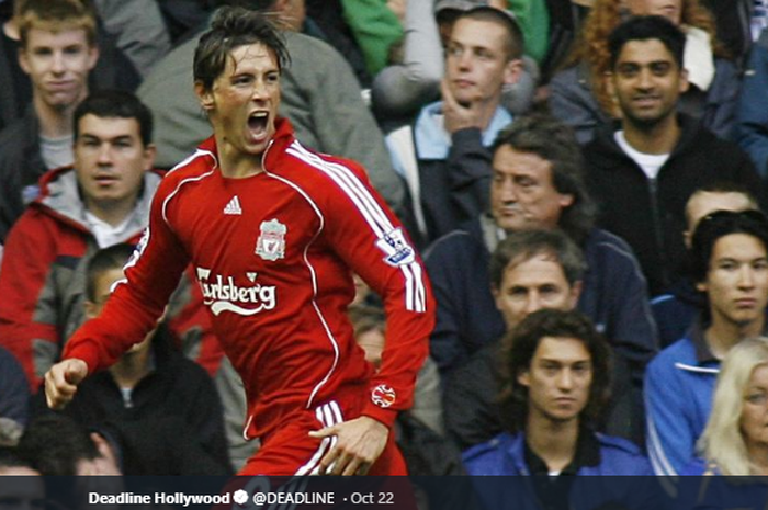Fernando Torres sedang merayakan gol ketika masih berseragam Liverpool.
