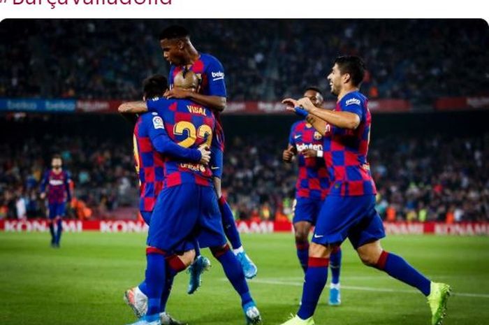 Para pemain Barcelona merayakan gol yang dicetak Lionel Messi (kiri) dalam laga Liga Spanyol melawan Real Valladolid di Stadion Camp Nou, Selasa (29/10/2019).