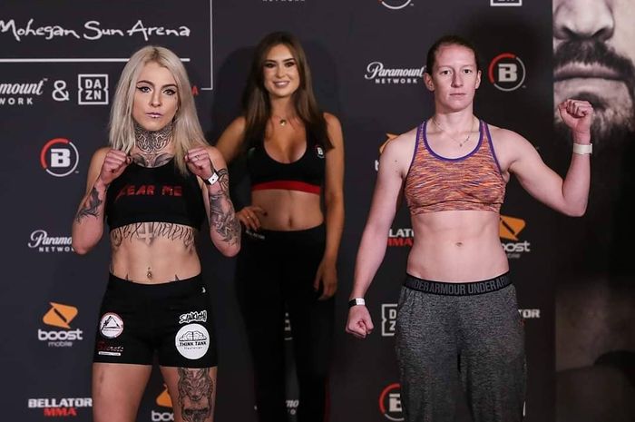 Mantan bintang film dewasa yang beralih profesi jadi petarung MMA, Rebecca Bryggman (kiri) saat berpose dengan lawannya di Bellator 231, Elise Reed.