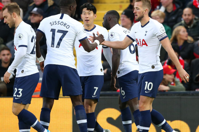Harru Kane (Kanan) dan pemain Tottenham Hotspurs ketika sedang merayakan gol ke gawang Liverpool, Minggu (27/10/2019)