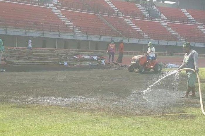 Pemerintah Kota (Pemkot) Surabaya langsung melakukan tindakan cepat terkait dengan Stadion Gelora Bung Tomo (GBT) yang mengalami kerusakan.