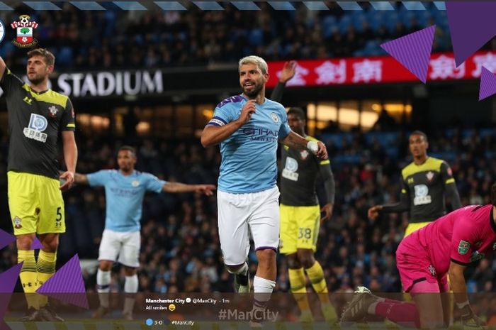 Striker Manchester City, Sergio Aguero, merayakan golnya ke gawang Southampton dalam partai di Etihad Stadium, Selasa (29/10/2019).