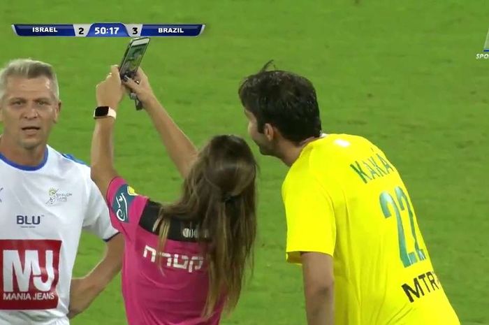 Seorang wasit mengganjar Ricardo Kaka dengan kartu kuning agar bisa selfie dalam laga persahabatan Israel vs Brasil di Stadion Sammy Ofer, Haifa, Selasa (29/10/2019).