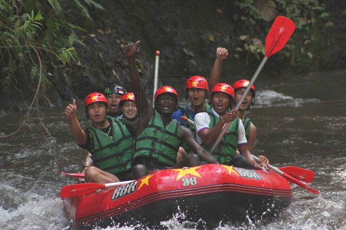 Persib Bandung menggelar acara arung jeram setelah laga melawan Persija Jakarta.