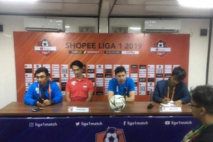 Pemain dan pelatih PSM Makassar memberi keterangan pers usai laga melawan Bhayangkara FC, Selasa (29/10/2019).