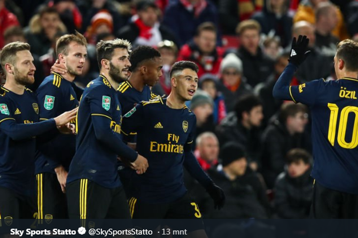 Pemain Arsenal berselebrasi usai mencetak gol ke gawang Liverpool pada laga Piala Liga Inggris, Kamis (31/10/2019) di Stadion Anfield.