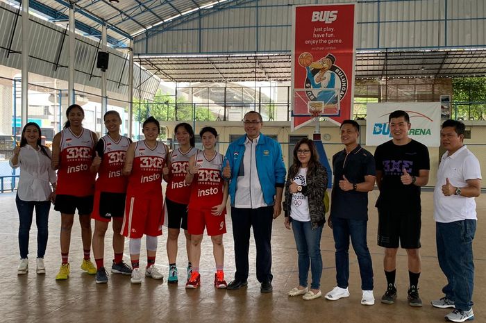 Anggota tim Pelatnas 3x3 putri untuk SEA Games 2019 berfoto bersama CdM Harry Warganegara di Jakarta, Kamis (31/10/2019)