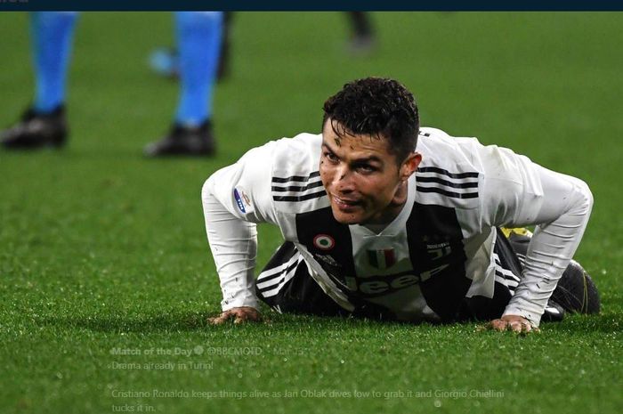 Cristiano Ronaldo saat terjatuh di lapangan.